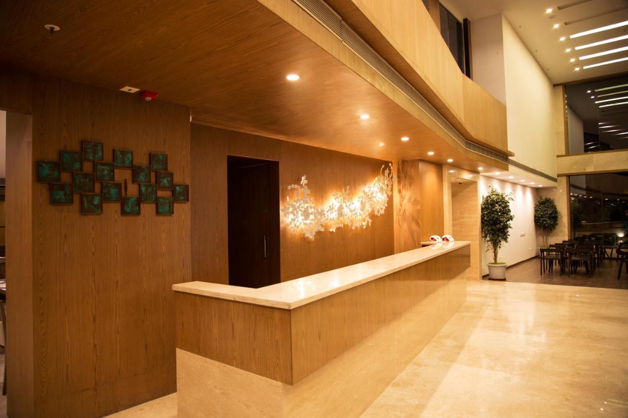 V 7 Hotel Chennai Exteriör bild
